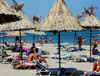 Χαμός σε ελληνική παραλία: Δείτε τι έκανε ζευγάρι - «Πάγωσαν» οι λουόμενοι